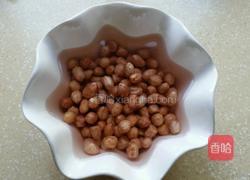 鸡爪花生红枣汤的做法图解2