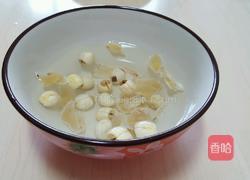 银耳荔枝大枣莲子羹的做法图解2