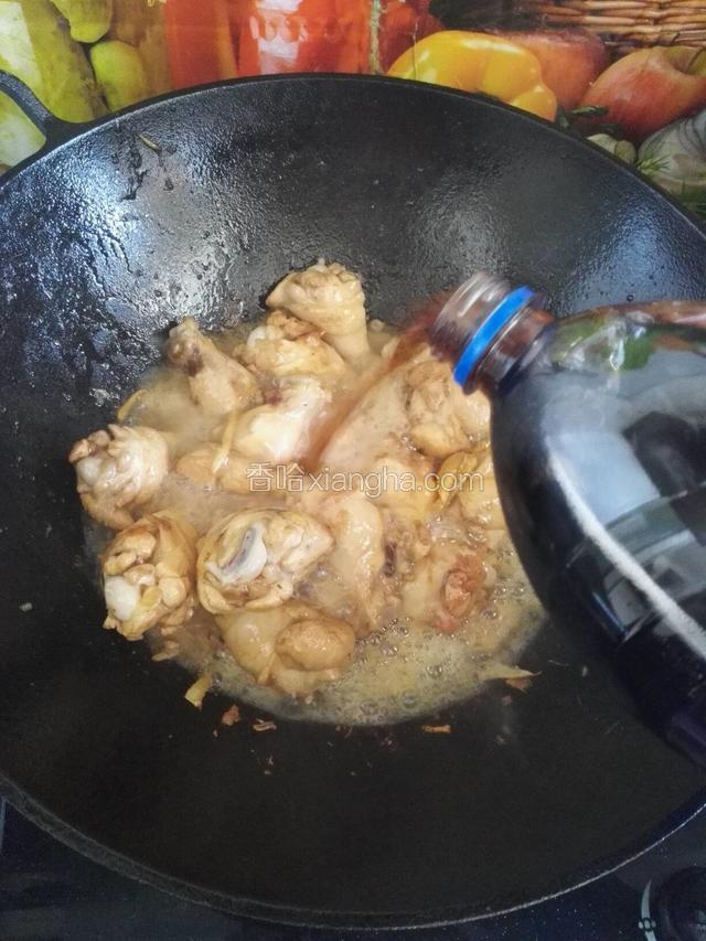 放入可乐，用量要没过鸡翅根为宜，大火烧五分钟后再改小火十分钟炖煮，最后大火收汁至粘稠状即可。
