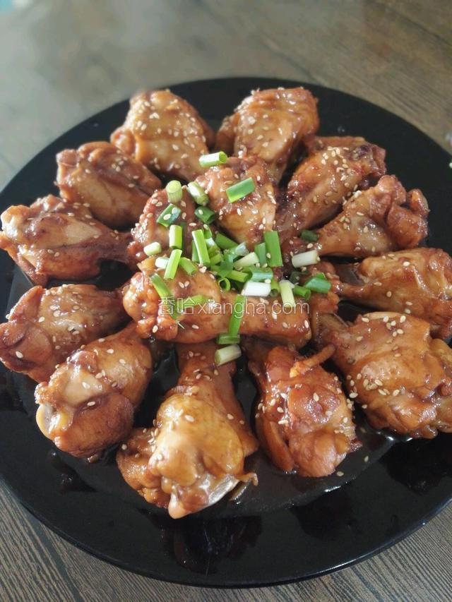 出锅摆盘，撒上葱花和熟芝麻点缀OK