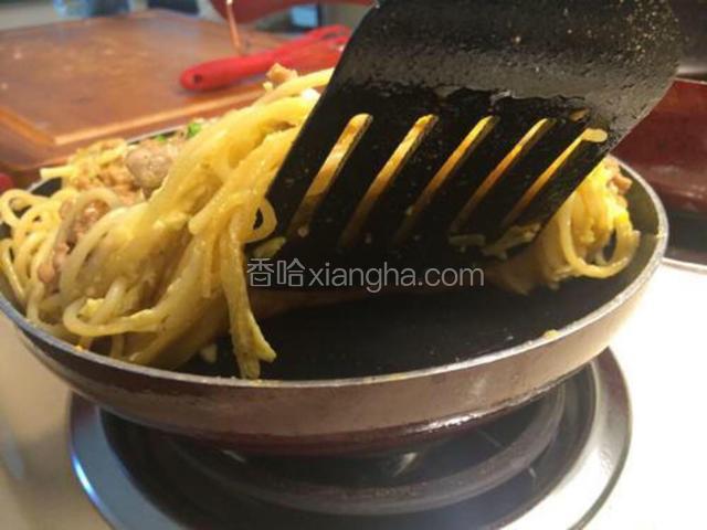 直至听到吱吱声，底部煎至金黄为止；