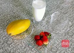 芒果草莓酸奶杯的做法图解1
