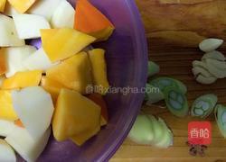 土豆炖南瓜的做法图解1
