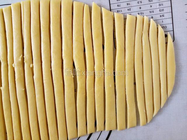 用刀切成约1cm的条状。（这里说明下，硅胶垫最好用塑料刮刀切以防止把垫切坏。）