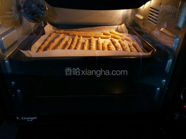 送入烤箱中层上下火180度烤25分钟左右至上色即可。