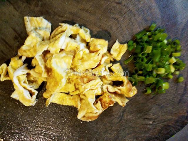 鸡蛋磕碗里打散加少许盐，热锅倒少许油将鸡蛋摊成薄鸡蛋饼后切条，葱切花，备用。