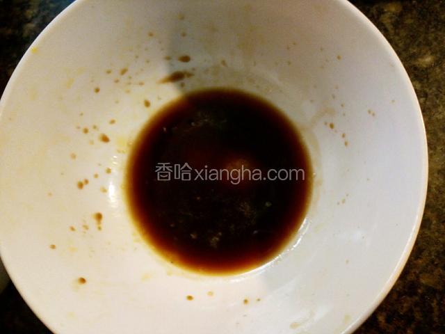 准备个小碗，将少许生抽，蚝油，香醋，白糖，胡椒粉，鸡精，清水和适量盐加入碗里调成汁备用。