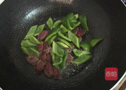 腊肠炒青椒的做法图解4