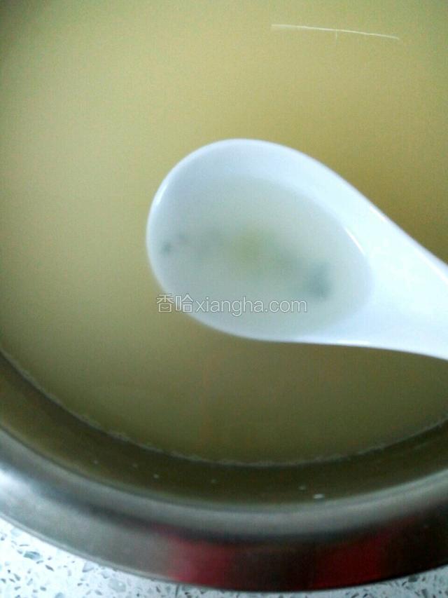 洗面的水放在一个大盆里，沉淀三四个小时，期间不要随意碰它，沉淀后的洗面水上面是清的，面粉都沉到盆下啦，把上面的清水撇掉