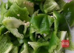 牛肉炒辣椒的做法图解1