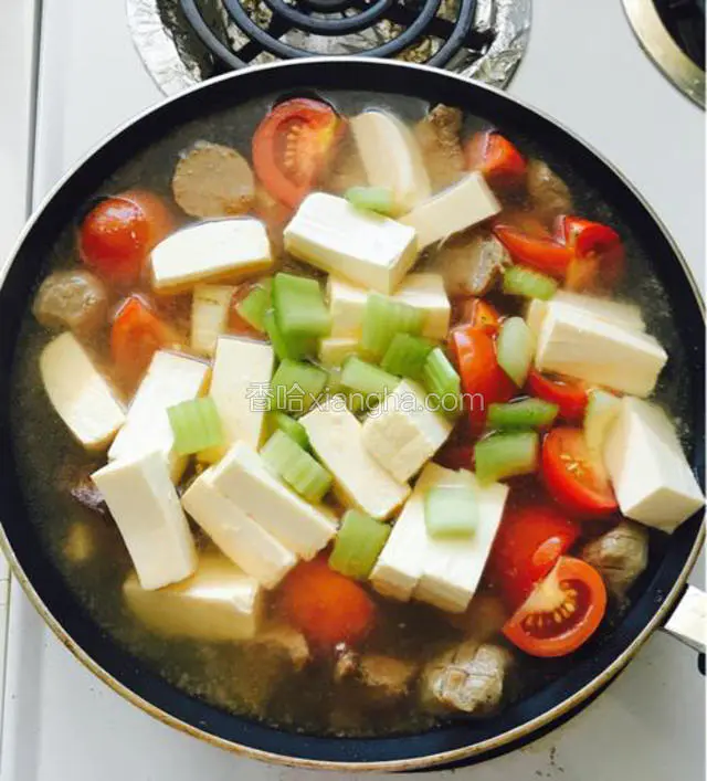 等水开后，把其他蔬菜倒入一起煮