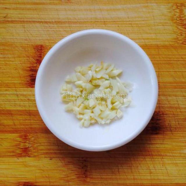 大蒜去皮后切碎备用