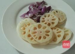 洋葱炒莲藕的做法图解1