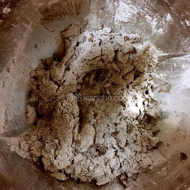 先做巧克力酥皮：将黄油软化后稍稍打发，加入糖粉稍拌一下后打发，再筛入低筋面粉后拌匀。
