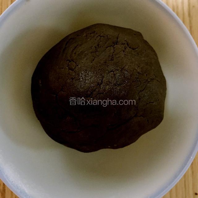 揉成面团，放冰箱冷藏。巧克力酥皮做好。