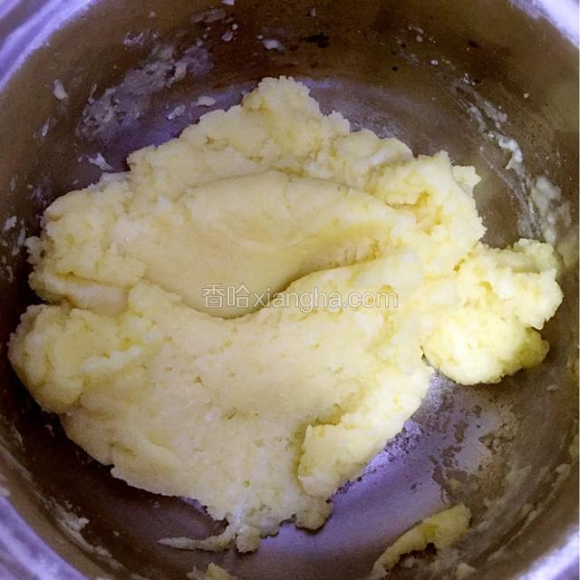 沸腾后关火，立即筛入低粉，搅拌均匀。再次小火加热大约1分钟至面团内部水分蒸发。离火，待不烫手时往面团中慢慢加入鸡蛋，边加边打发。至此，泡芙面团制作结束。