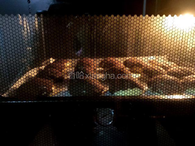 烤箱提前预热好。210度烤10分钟左右，待巧克力酥皮面团发生开裂，将温度调至180度烤10分钟左右。面团会膨胀成之前的两倍大。再用150度烤5分钟左右即可。