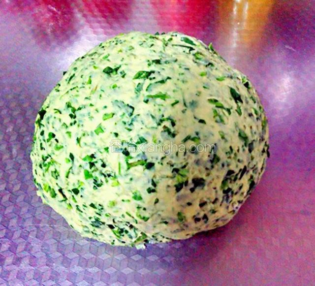 面粉里加进各种食材搅拌均匀揉成光滑面团，盖上保鲜膜醒发半小时。