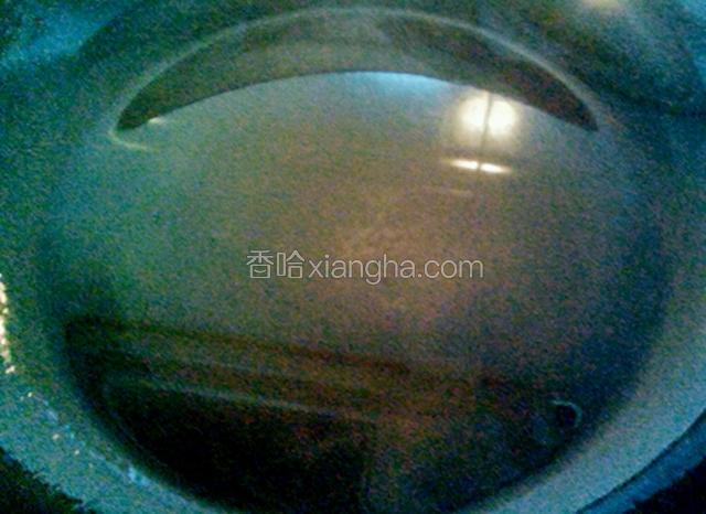 在发面的过程中也不能闲着，来做油酥，拿个碗里面放小半碗炒熟的面粉，开火锅里倒入油烧六七成热的时候倒入炒熟的半碗面粉里搅拌均匀待用。