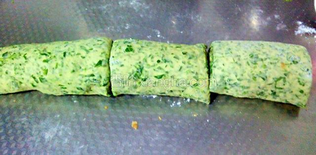 三种调料抹均匀后从一边卷起，卷好后切成七公分左右长的段，然后拿起一个蒂子把两头捏紧在对折像包子一样把两头捏在一起压下面擀成饼。