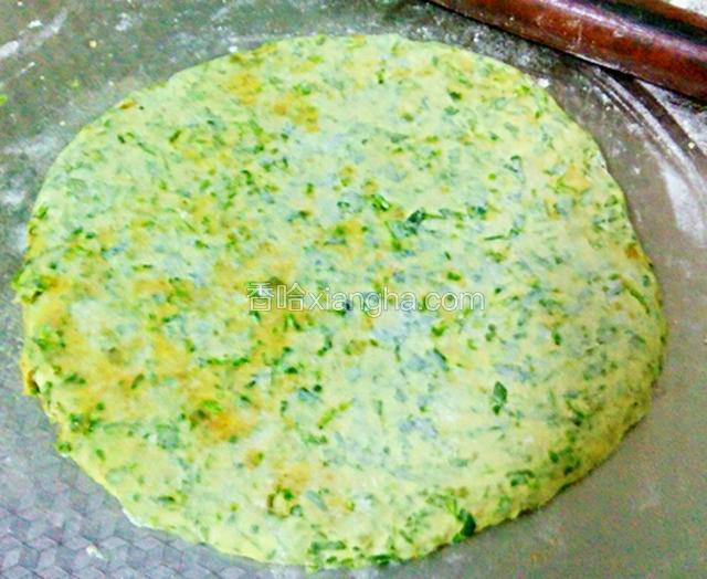 擀好的饼放电饼铛开始烙制。