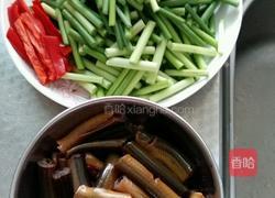 黄膳烧蒜苗的做法图解1