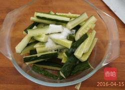 酸辣甜黄瓜条的做法图解2