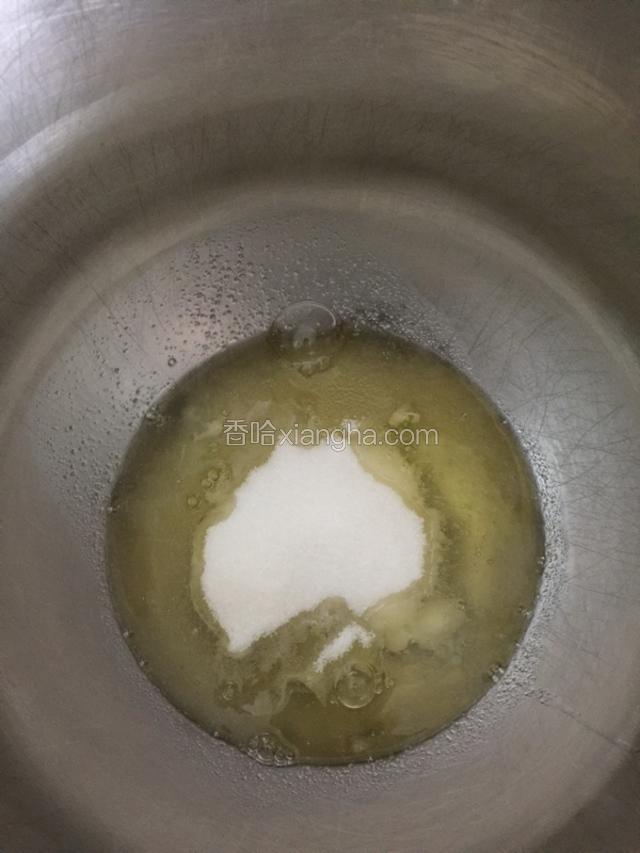 将F部分打发、打至7成鸡尾状即可！不要过发！烤的时候会开裂