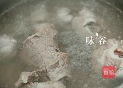 胡萝卜玉米筒骨汤的做法图解2