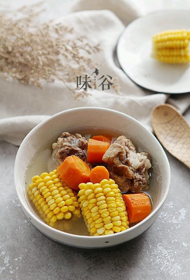 关火前放少许盐。一锅清甜的胡萝卜玉米筒骨汤就炖好了哦。习惯性的来个特写，色诱一下亲们的味觉。