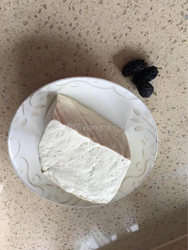 卤水豆腐一块儿，用水冲洗一下豆腐表面。