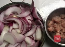 洋葱炒瘦肉的做法图解2