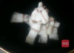 腊肉炒蒜薹的做法图解2