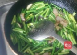 腊肉炒蒜薹的做法图解3