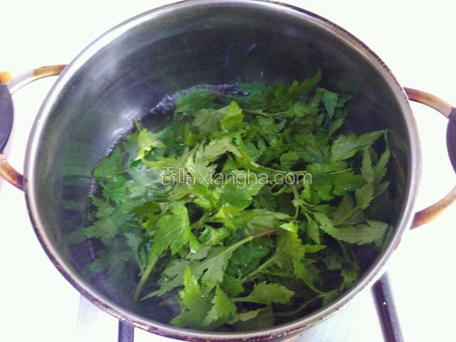 水滚后放入菊花叶