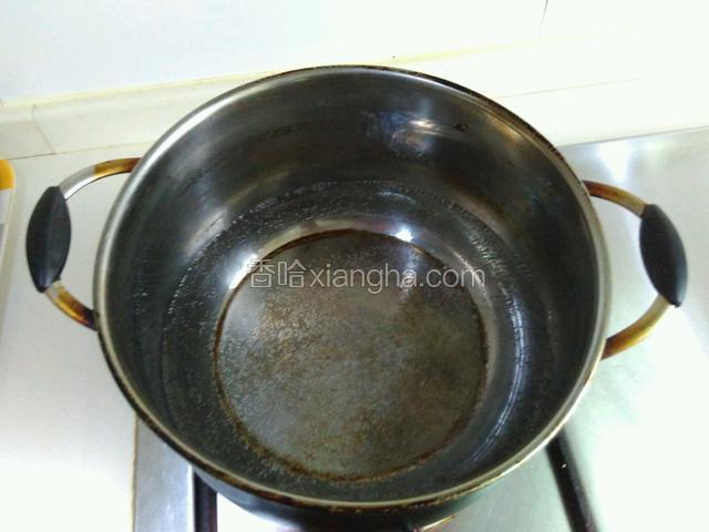 锅里放水，大火烧开