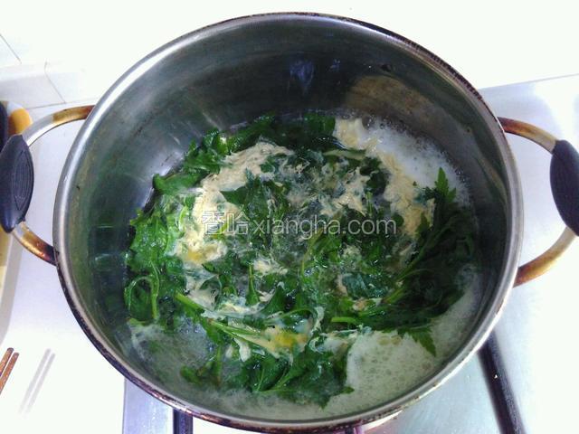 水滾后倒入蛋液