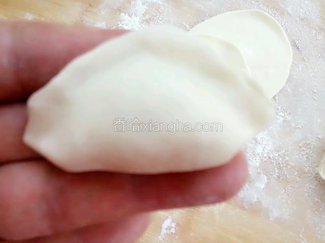 依次把边捏住，放两手食指中间，往里窝