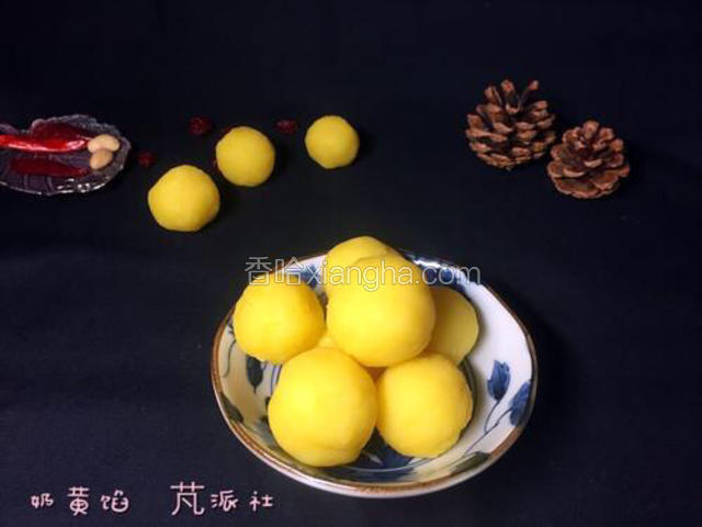 放到冰箱冷藏一小时后搓成圆球。
