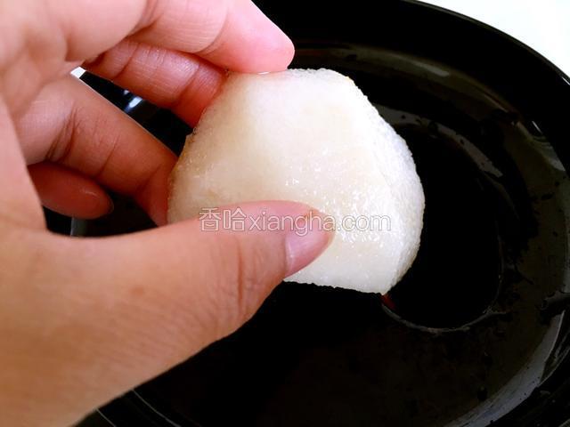 再将雪梨放入原汁机中开始榨雪梨汁。出汁口的塞子不要打开，这样雪梨汁就不会与空气接触氧化变色，而且可以和刚才的藕汁混合均匀。