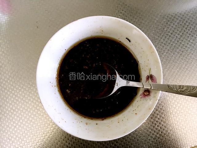 生抽、老抽和适量清水混合放入一个碗中，锅中做油，把花椒炸香后倒入调料汁中。