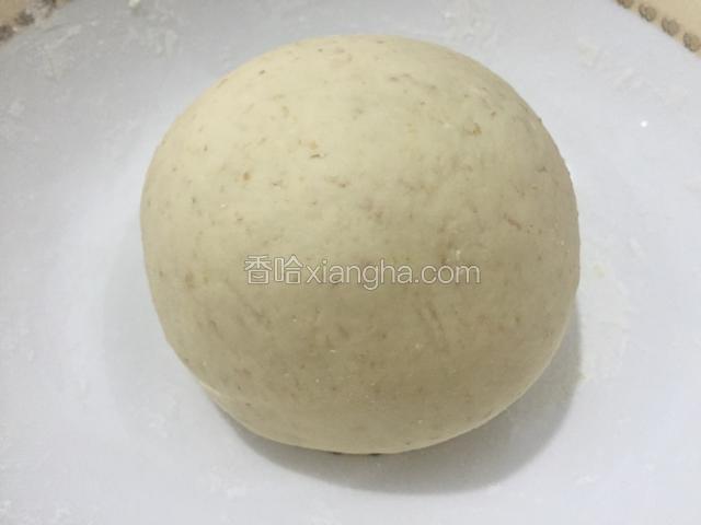 揉成光滑的面团即可。