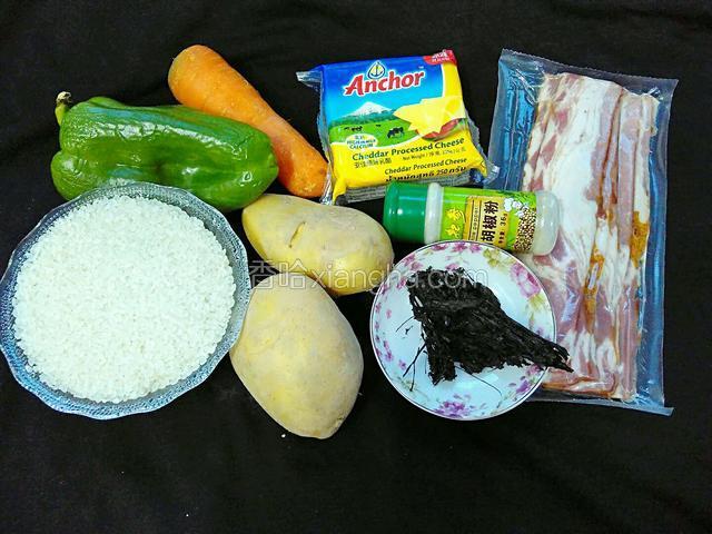 准备食材。大米，芝士片，培根，胡萝卜，土豆，青椒，紫菜，胡椒粉。