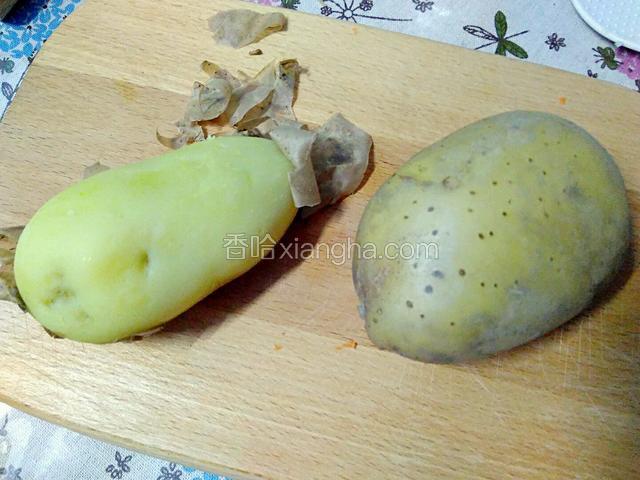 蒸熟的土豆取出，趁热去皮。