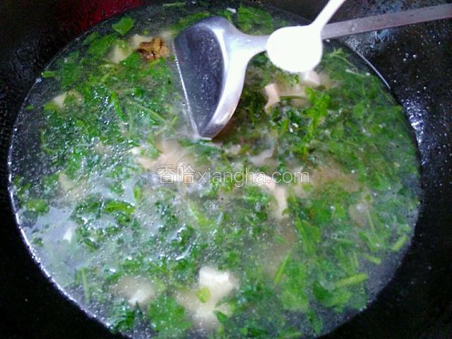加入两勺食盐调味。