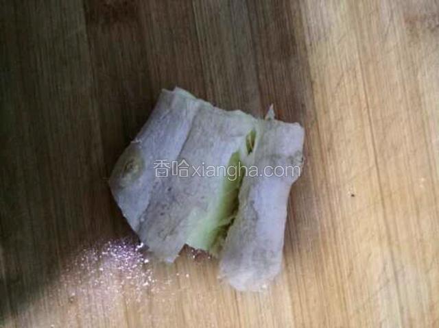 姜拍碎，葱切段