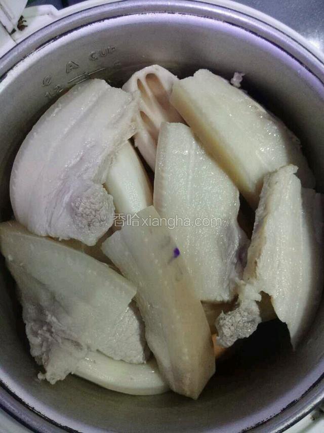 依次放入鸡蛋，藕，肉片