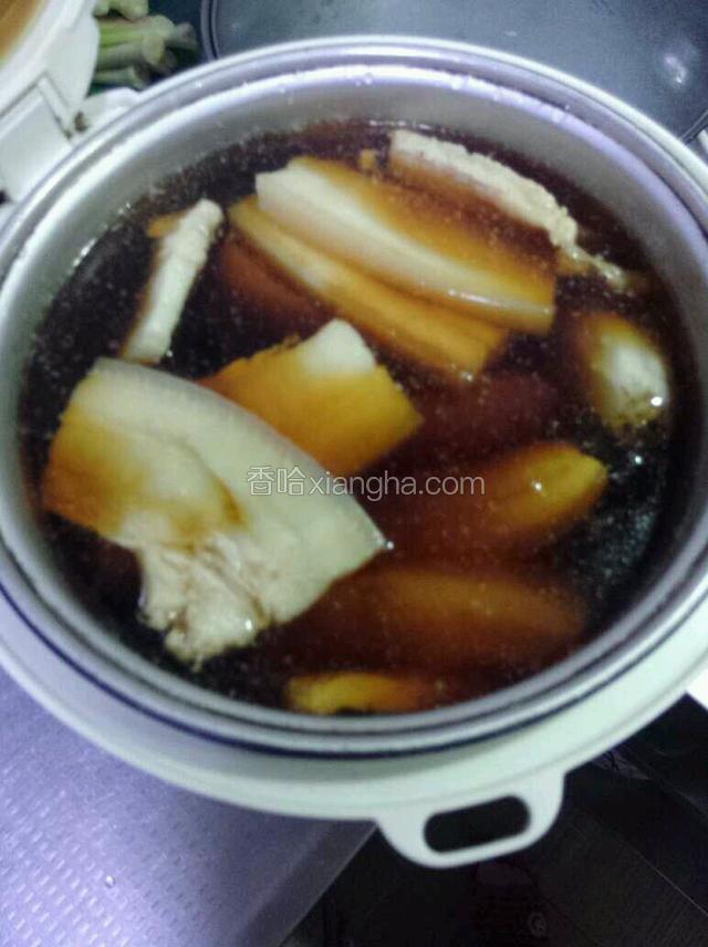 加入生抽，老抽，料酒，蚝油