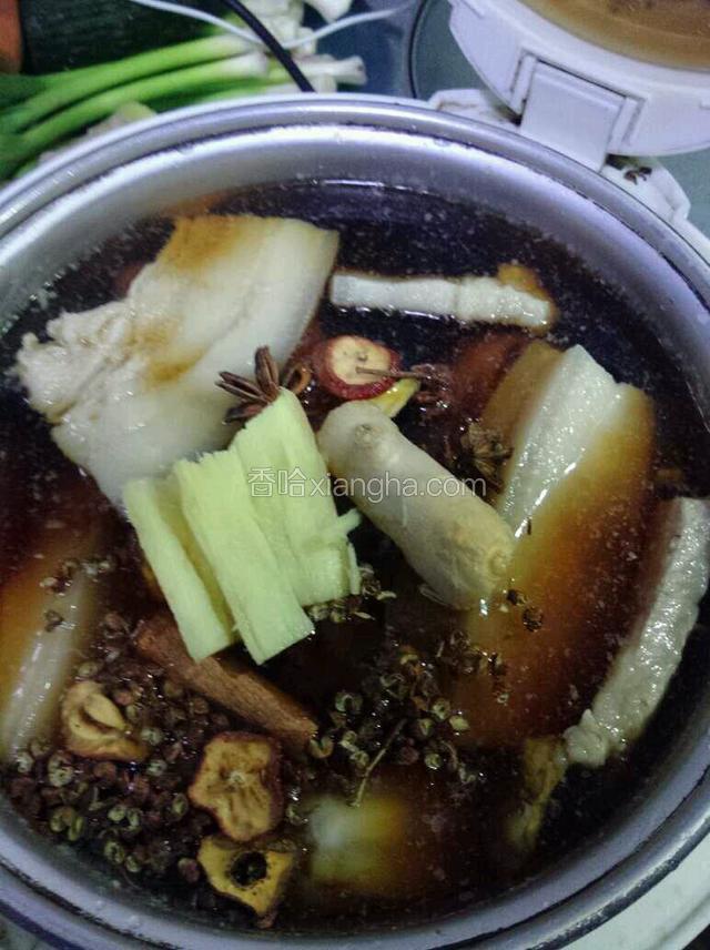 加入冰糖，花椒等大料还有葱和姜