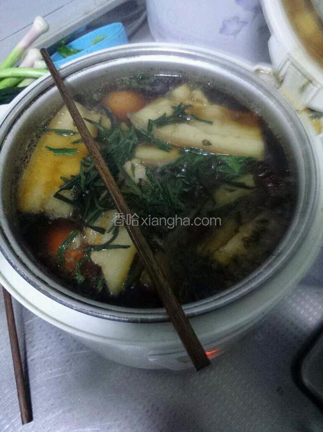 鸡蛋放入锅中，加茶叶，用筷子架一下防溢锅，煮10到20分钟